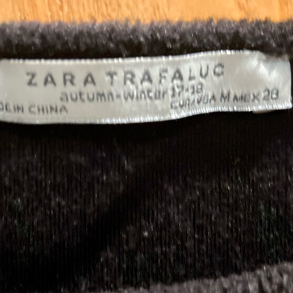 Zara Trafaluc Black Fleece Faux Pearl Long Sleeve Top Size Medium - Picture 5 of 6